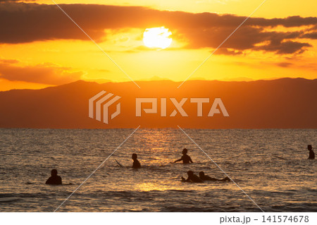 湘南鵠沼海岸  夕陽とサーファーのシルエット 141574678