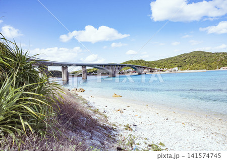 慶良間諸島　慶留間島から見る阿嘉大橋 141574745