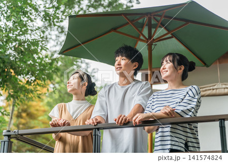 休日,夏休みに緑の中でリフレッシュする男女グループ 141574824