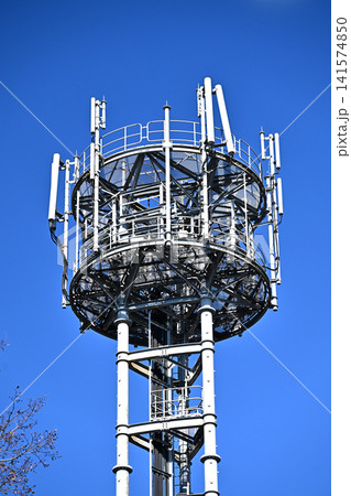 通信イメージ プラチナバンド (電波塔:基地局) 通信イメージ プラチナバンド (電波塔:基地局) 141574850