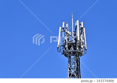 通信イメージ プラチナバンド (電波塔:基地局) 通信イメージ プラチナバンド (電波塔:基地局) 141574866