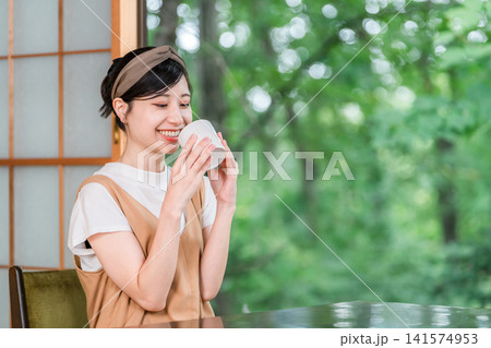 旅館,日本家屋の和室でお茶を飲む若いアジア人女性 旅館,日本家屋の和室でお茶を飲む若いアジア人女性 141574953