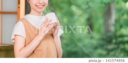 旅館,日本家屋の和室でお茶を飲む若いアジア人女性 旅館,日本家屋の和室でお茶を飲む若いアジア人女性 141574956