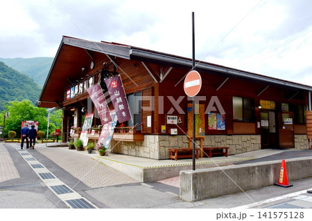 長野県松本市 道の駅風穴の里と山並み 長野県松本市 道の駅風穴の里と山並み 141575128