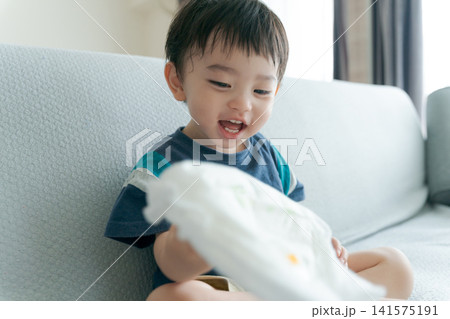 紙オムツを持つ男の子 141575191