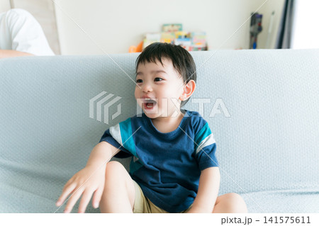 ソファに座る男の子 ソファに座る男の子 141575611