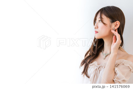 ネックレス,ピアスを付けたドレス姿の若いアジア人女性 ネックレス,ピアスを付けたドレス姿の若いアジア人女性 141576069