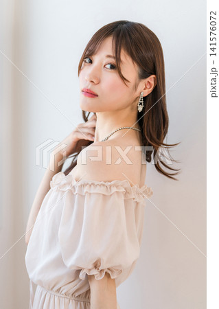 ネックレス,ピアスを付けたドレス姿の若いアジア人女性 ネックレス,ピアスを付けたドレス姿の若いアジア人女性 141576072
