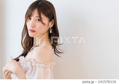 ネックレス,ピアスを付けたドレス姿の若いアジア人女性 ネックレス,ピアスを付けたドレス姿の若いアジア人女性 141576110
