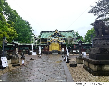 上野東照宮の拝殿と参道の歴史ある風景 上野東照宮の拝殿と参道の歴史ある風景 141576249