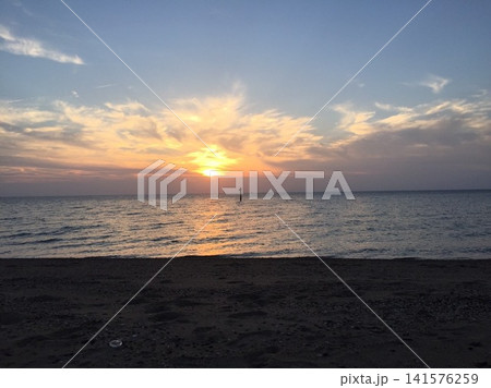 夕暮れ時の静かな砂浜と広がる海 夕暮れ時の静かな砂浜と広がる海 141576259