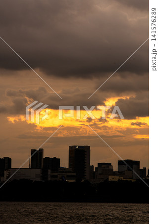 雲の多い夕方 141576289