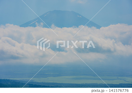 帯状の雲がかかった夏の富士山 帯状の雲がかかった夏の富士山 141576776