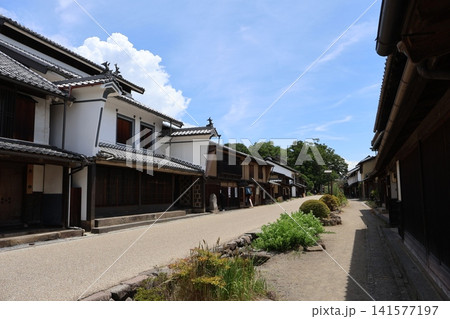 うだつの上がる北国街道海野宿の街並み（長野県東御市本海野） 141577197