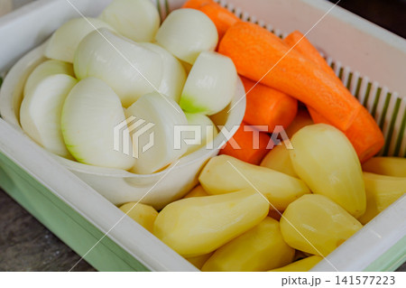 皮むきが終わった野菜 141577223