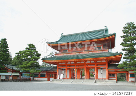 京都 平安神宮 応天門 曇り空 141577237