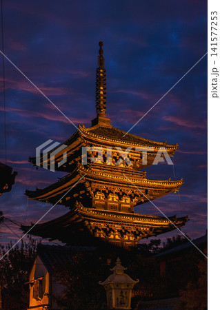 夜空にライトアップされた八坂の塔の細部 夜空にライトアップされた八坂の塔の細部 141577253