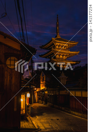 夜の京都・八坂の塔と石畳の路地 夜の京都・八坂の塔と石畳の路地 141577254