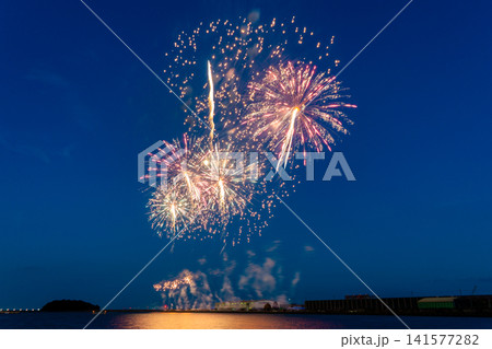 蒲郡花火大会の夜空を彩る大輪の花火 蒲郡花火大会の夜空を彩る大輪の花火 141577282