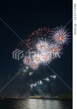 蒲郡花火大会の夜空を彩る大輪の花火 蒲郡花火大会の夜空を彩る大輪の花火 141577290