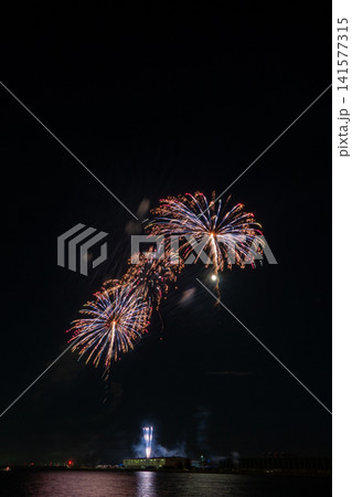 蒲郡花火大会の夜空を彩る大輪の花火 蒲郡花火大会の夜空を彩る大輪の花火 141577315