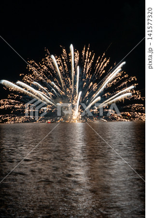 蒲郡花火大会の夜空を彩る大輪の花火 蒲郡花火大会の夜空を彩る大輪の花火 141577320