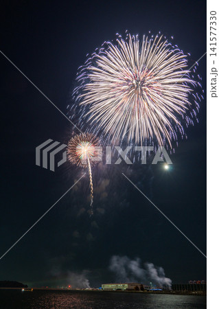 蒲郡花火大会の夜空を彩る大輪の花火 蒲郡花火大会の夜空を彩る大輪の花火 141577330