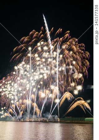 蒲郡花火大会の夜空を彩る大輪の花火 蒲郡花火大会の夜空を彩る大輪の花火 141577338