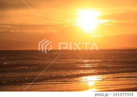 海に沈む夕日 141577355