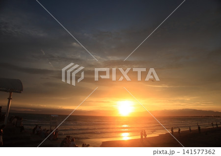 夕日に照らされる海 夕日に照らされる海 141577362