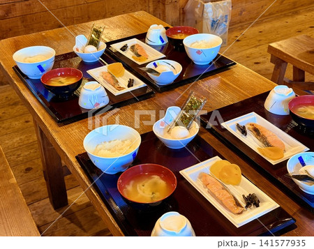 埼玉県秩父市・雲取山山頂近くの雲取山荘、山小屋での食事と宿泊、森林のテント場 埼玉県秩父市・雲取山山頂近くの雲取山荘、山小屋での食事と宿泊、森林のテント場 141577935