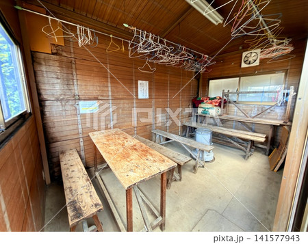 埼玉県秩父市・雲取山山頂近くの雲取山荘、山小屋での食事と宿泊、森林のテント場 埼玉県秩父市・雲取山山頂近くの雲取山荘、山小屋での食事と宿泊、森林のテント場 141577943