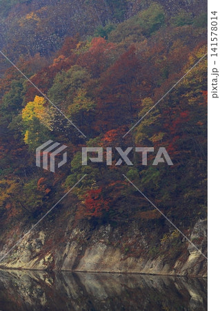 紅葉の錦秋湖 紅葉の錦秋湖 141578014