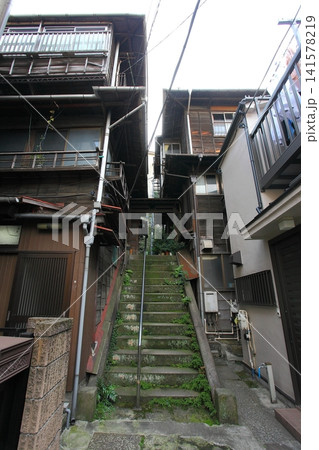 樋口一葉旧居跡前にある風情ある路地階段 141578219