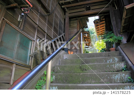 樋口一葉旧居跡前にある風情ある路地階段 樋口一葉旧居跡前にある風情ある路地階段 141578225