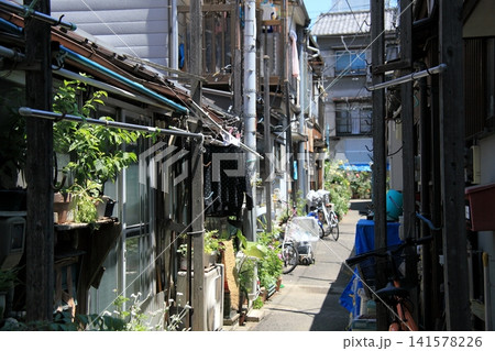 菊坂沿いの路地裏にある昭和レトロな長屋群 菊坂沿いの路地裏にある昭和レトロな長屋群 141578226