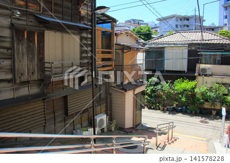 菊坂沿いにある宮沢賢治下宿跡を見下ろす路地階段 141578228
