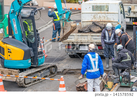 合流管耐震化工事(更生工法)アスファルト舗装撤去 道路掘削 作業員 合流管耐震化工事(更生工法)アスファルト舗装撤去 道路掘削 作業員 141578592