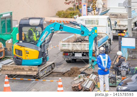 合流管耐震化工事(更生工法)アスファルト舗装撤去 道路掘削 作業員 合流管耐震化工事(更生工法)アスファルト舗装撤去 道路掘削 作業員 141578593