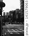東京都庁が見える新宿の交差点とビル群のモノクロ風景 141579063