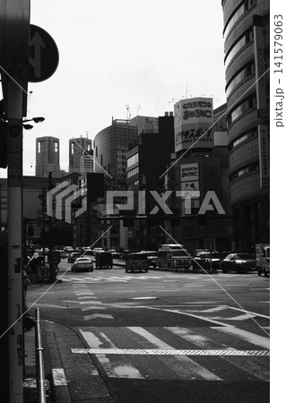 東京都庁が見える新宿の交差点とビル群のモノクロ風景 東京都庁が見える新宿の交差点とビル群のモノクロ風景 141579063