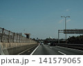 青空の下の高速道路を走る車とノスタルジックな風景 141579065