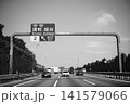 高速道路の出口案内標識と車が走るモノクロのスナップ 141579066
