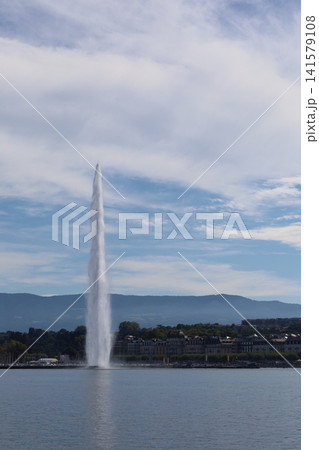 スイス・ジュネーブ湖にそびえるジェッドー(大噴水) スイス・ジュネーブ湖にそびえるジェッドー(大噴水) 141579108