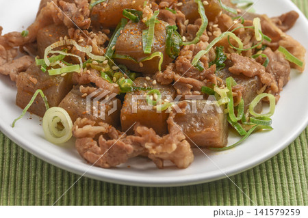 豚肉とコンニャクの炒め物 141579259