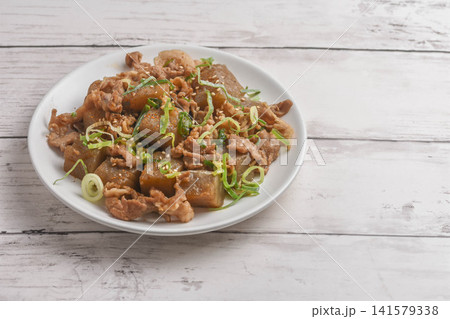 豚肉とコンニャクの炒め物 豚肉とコンニャクの炒め物 141579338