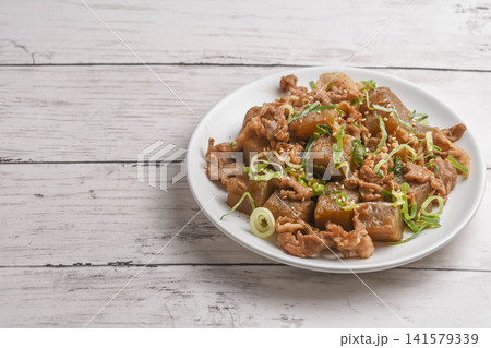 豚肉とコンニャクの炒め物 141579339