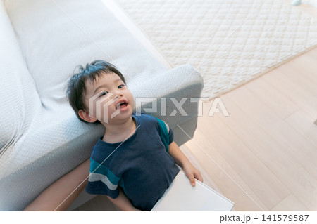 絵本を見る男の子 絵本を見る男の子 141579587