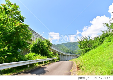 爽やかな初夏の青空の下並行して走る道路の景色 爽やかな初夏の青空の下並行して走る道路の景色 141579737