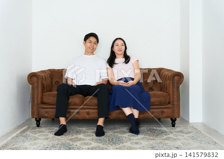 見つめ合って会話する若い男女 見つめ合って会話する若い男女 141579832
